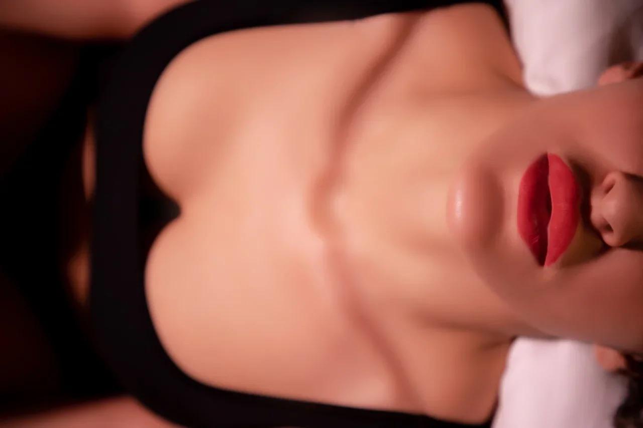 Проститутка Мия стройная подарит классический секс и примет у себя
